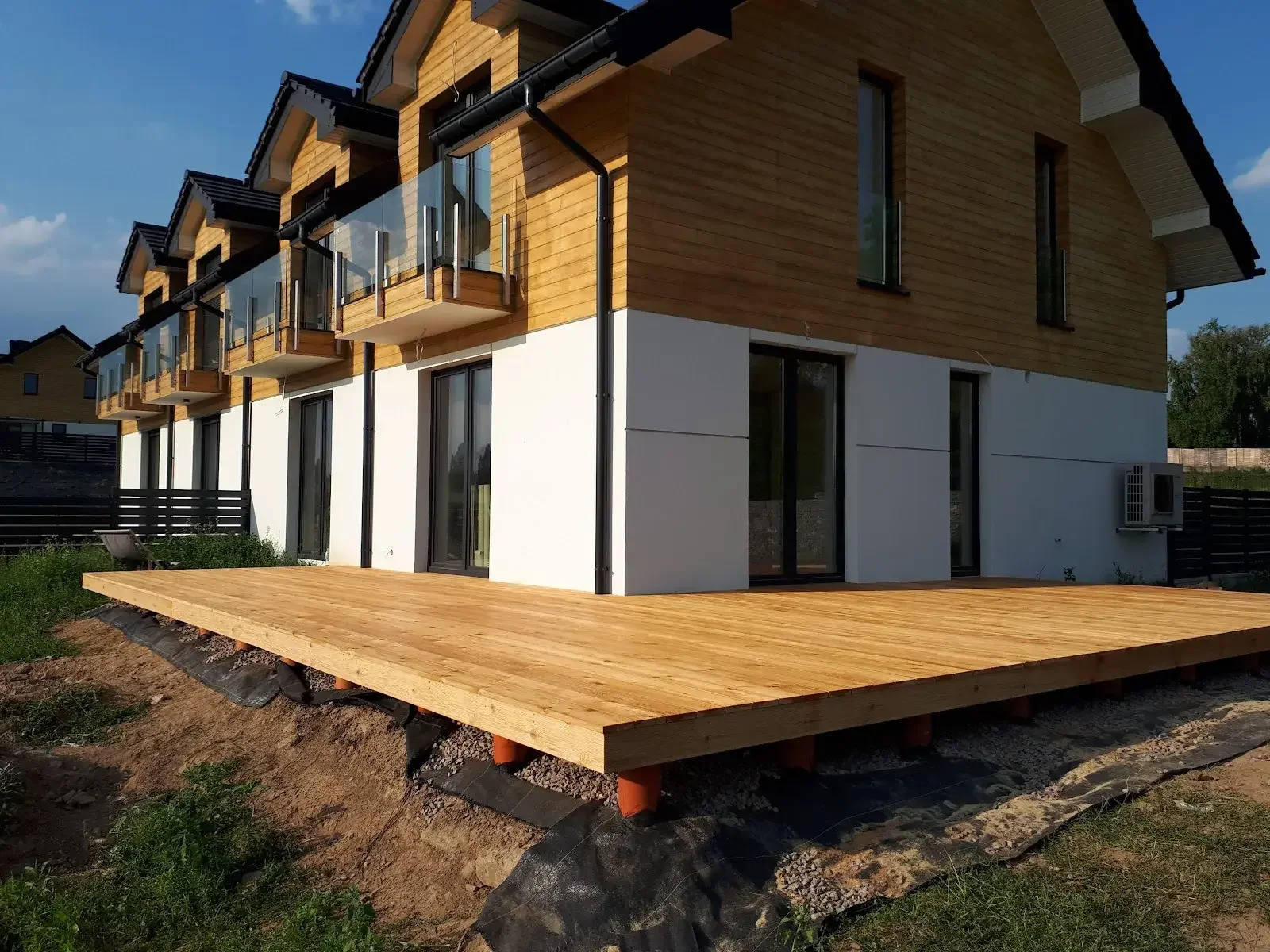 Dom z drewnianą zabudową i nowoczesną fasadą drewniano-murowaną